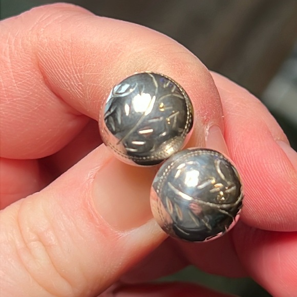 Vintage signed ND Native American etched sterling silver domed earrings - Picture 3 of 7